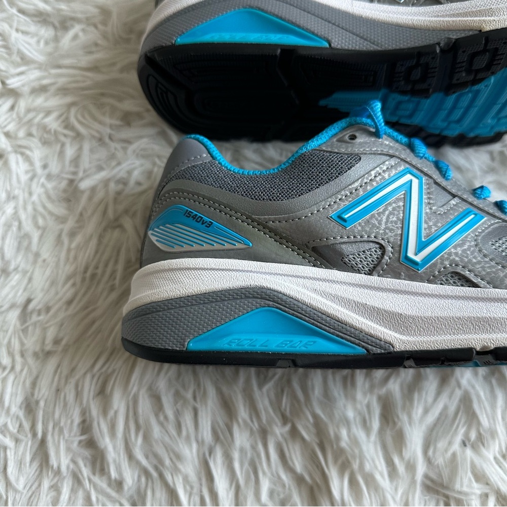 New Balance Womens 1540v3 Sneakers Silver Blue New In Box Size 5 Extra Narrow - Picture 5 of 8